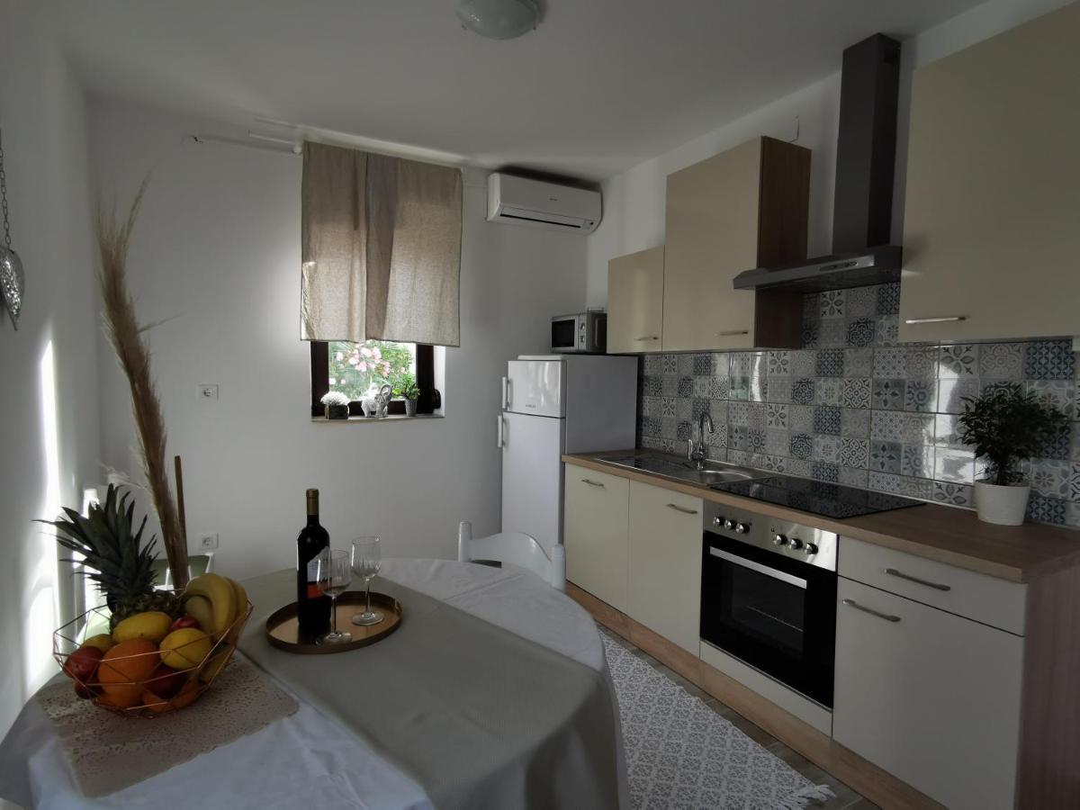 Apartments Lucia Паг Екстер'єр фото