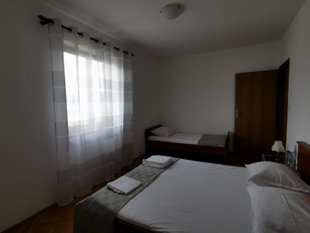 Apartments Lucia Паг Екстер'єр фото