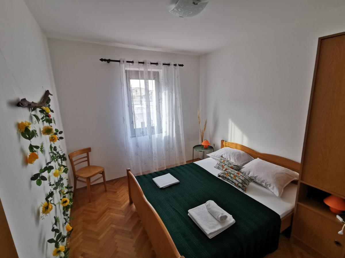 Apartments Lucia Паг Екстер'єр фото