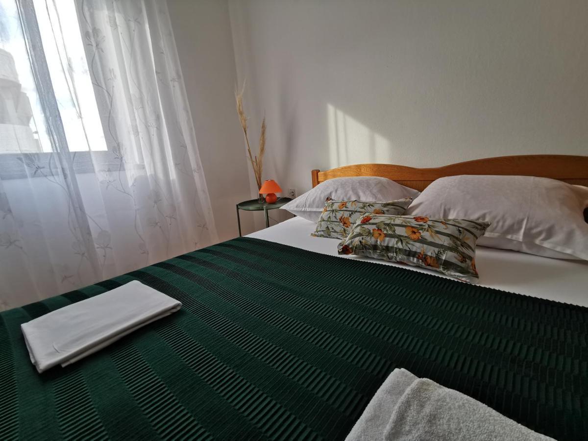 Apartments Lucia Паг Екстер'єр фото