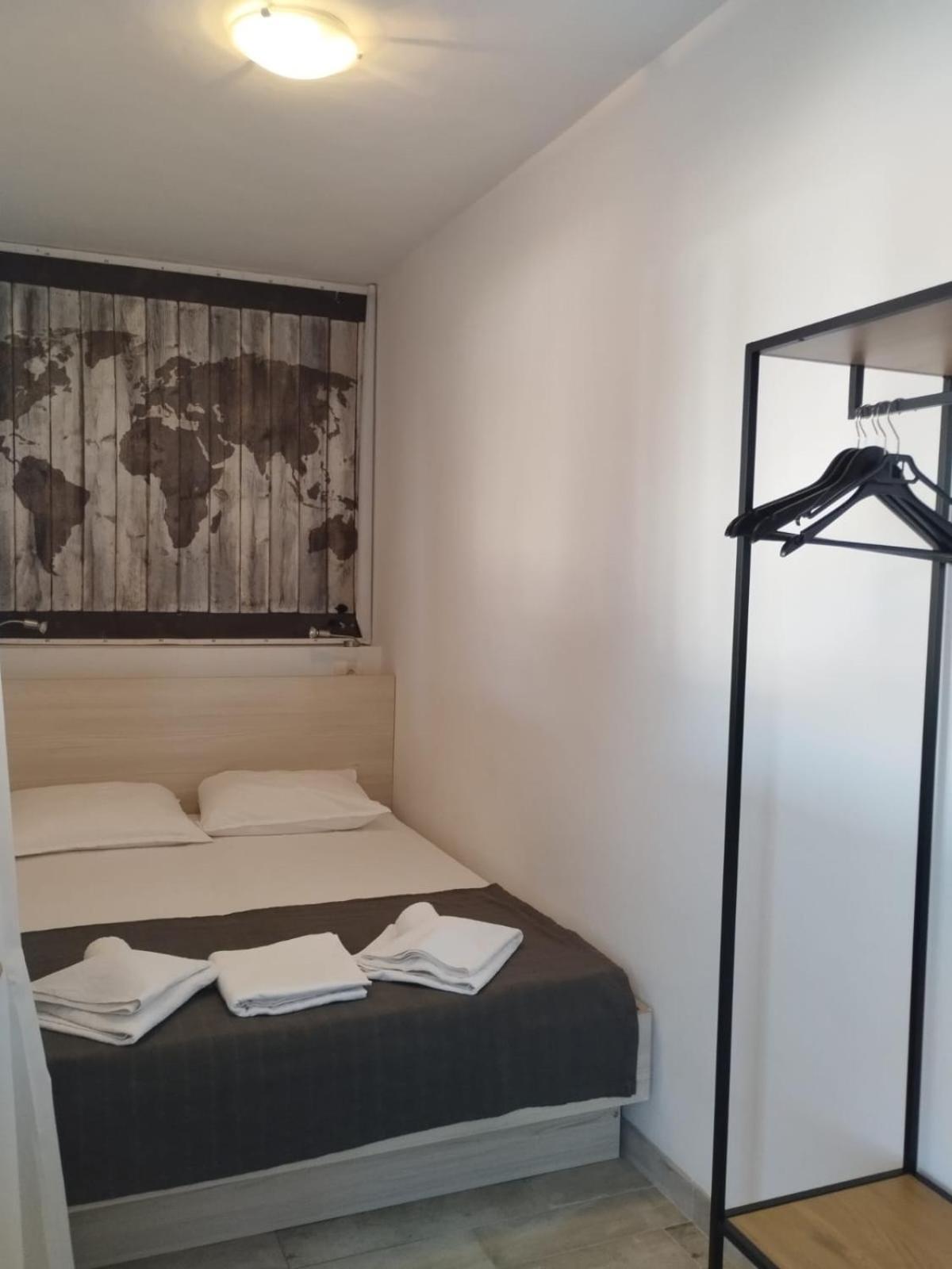 Apartments Lucia Паг Екстер'єр фото