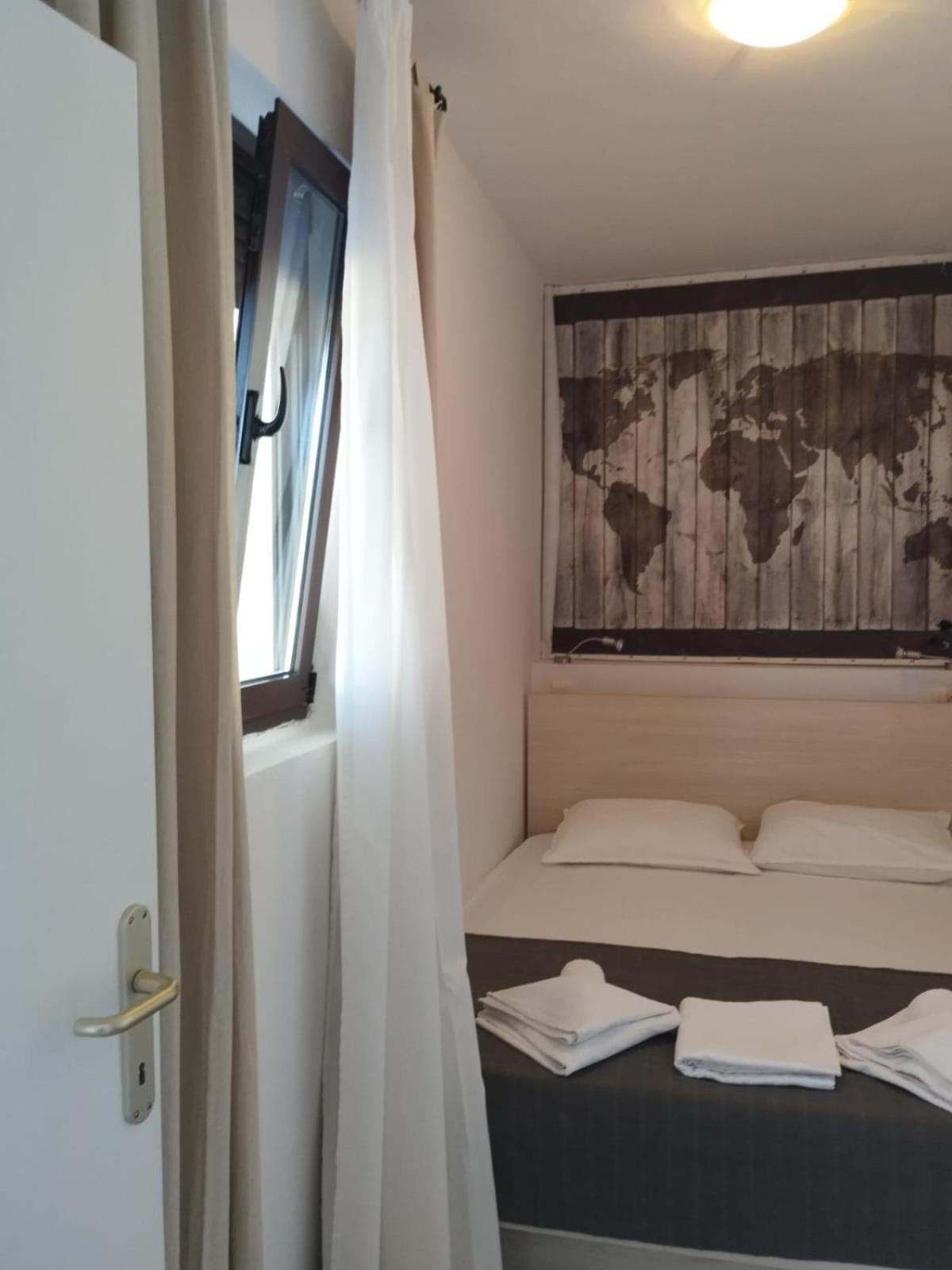 Apartments Lucia Паг Екстер'єр фото