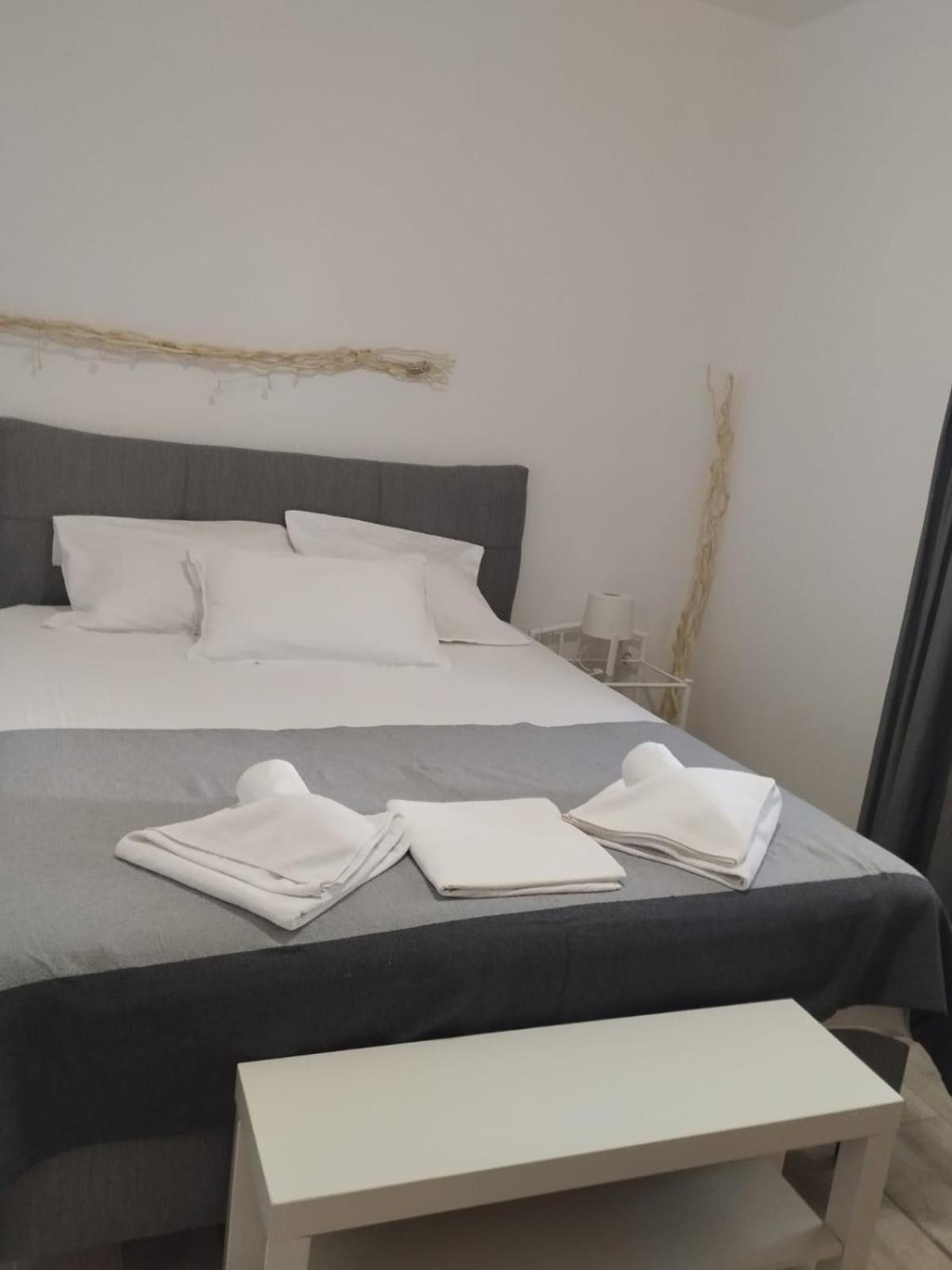 Apartments Lucia Паг Екстер'єр фото