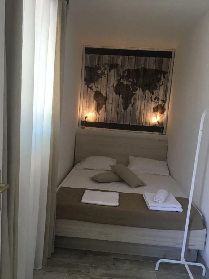 Apartments Lucia Паг Екстер'єр фото